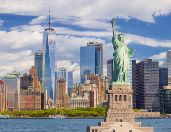 10 Iconic National The United States is a land of history, culture, and natural beauty, and few things can help you explore this kind of diversity as much as visiting the monuments in the US. These preserved sites include ancient ruins, volcanic landscapes, and memorials of turning points in American history. Compared with national parks, monuments in the US are usually less famous, which is why they can be a perfect choice for travelers seeking an adventure off the beaten path with strong cultural or natural value.