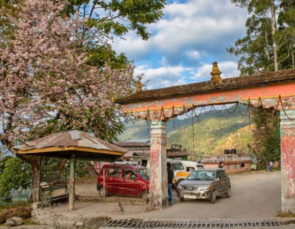 What Are the Must-Visit Attractions in Darjeeling and Gangtok for a Scenic Mountain Holiday?